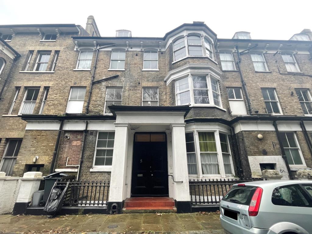 Lot: 62 - SUBSTANTIAL FREEHOLD RESIDENTIAL INVESTMENT - 